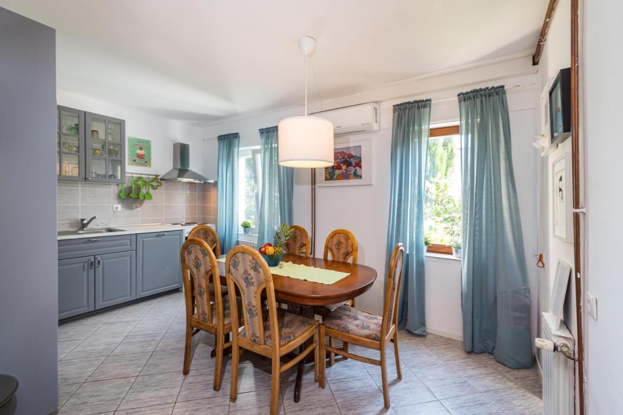 Vacation House Anna Karlobag Esterno foto