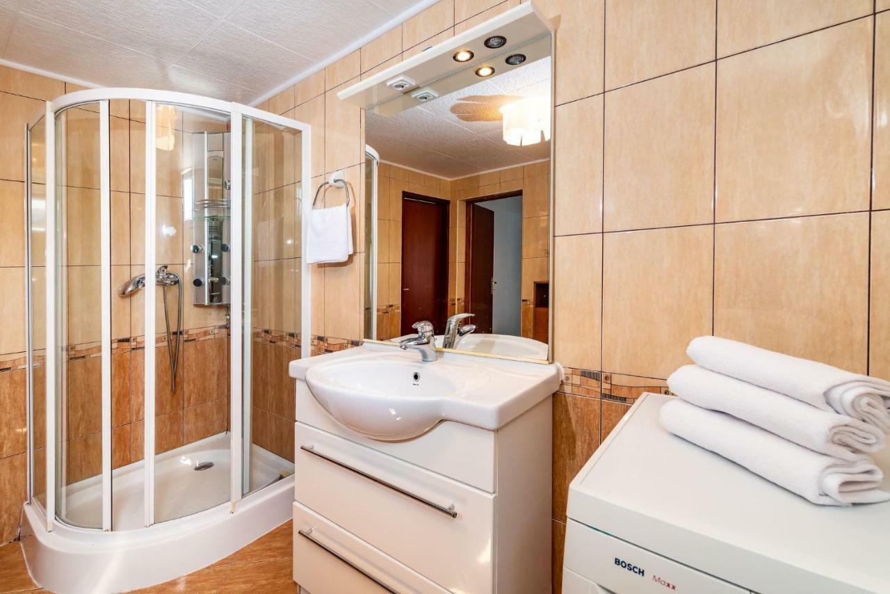 Vacation House Anna Karlobag Esterno foto