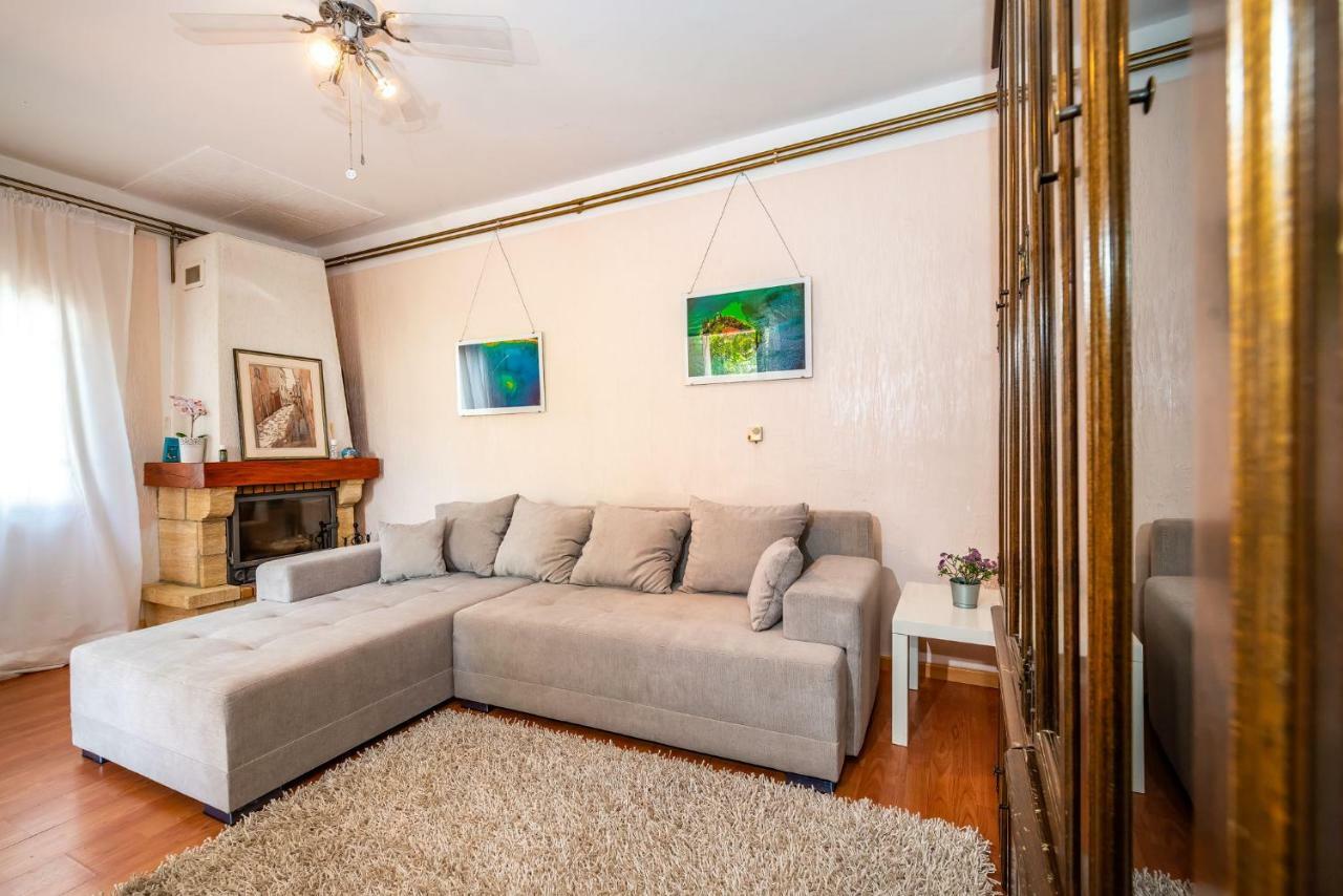 Vacation House Anna Karlobag Esterno foto