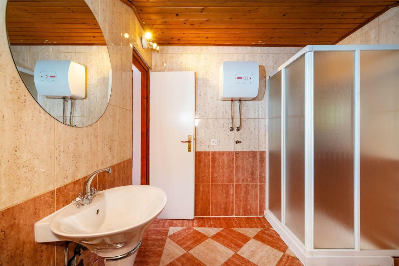 Vacation House Anna Karlobag Esterno foto