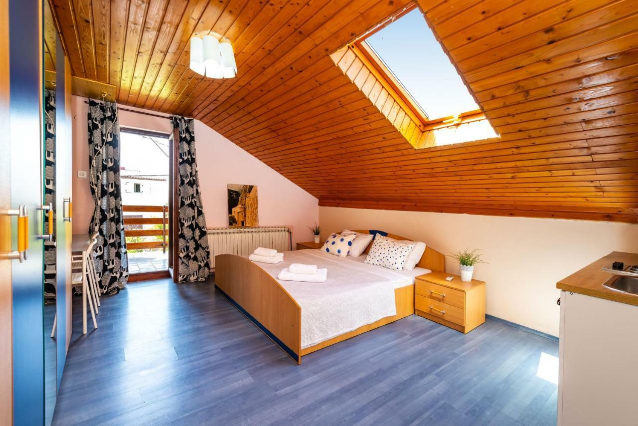 Vacation House Anna Karlobag Esterno foto