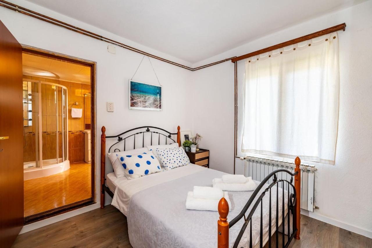 Vacation House Anna Karlobag Esterno foto